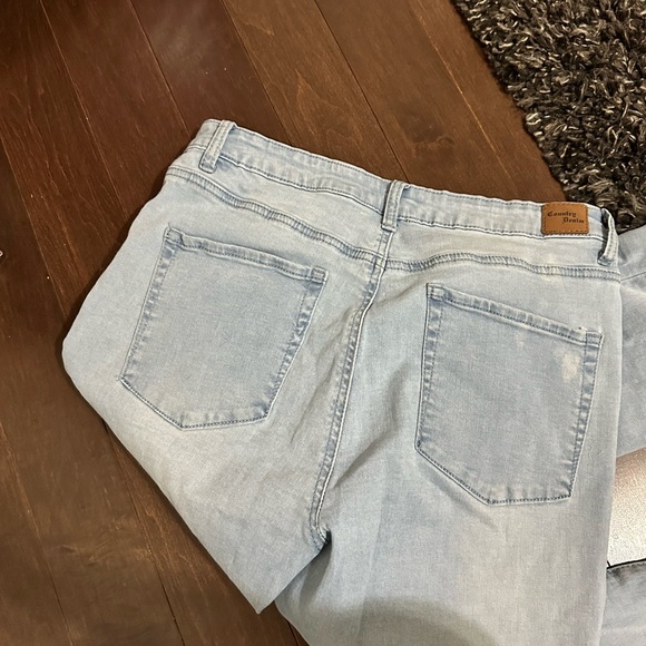 12- Light blue jeans - Picture 5 of 6